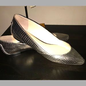 Womens Vince Camuto pewter/goldfish flats. Sz 8M/38